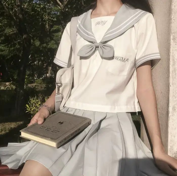 给小酒馆女子喝高杯酒